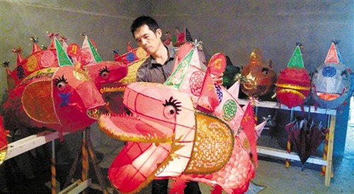 正在整理魚燈的施觀彬。魚燈隊(duì)向村里一戶人家租了房子擺放道具。（金春華