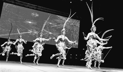 雜技《抖空竹》。（孫立極