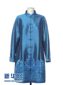 2014年11月10日，中國(guó)國(guó)家主席習(xí)近平和夫人彭麗媛在北京為出席亞太經(jīng)合組織（APEC）第二十二次領(lǐng)導(dǎo)人非正式會(huì)議的各成員經(jīng)濟(jì)體領(lǐng)導(dǎo)人、代表及配偶舉行歡迎晚宴，為本次會(huì)議設(shè)計(jì)制作的特色中式服裝亮相。這是女領(lǐng)導(dǎo)人服裝。