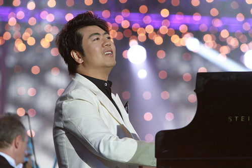 郎朗鐵塔下奏響《藍(lán)狂》。（法國《歐洲時(shí)報(bào)》/姜婉茹