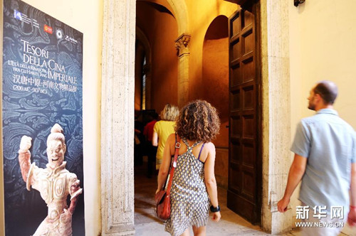 7月15日，在意大利羅馬，人們走進(jìn)威尼斯宮參觀“漢唐中原·河南文物精品展”。(羅娜