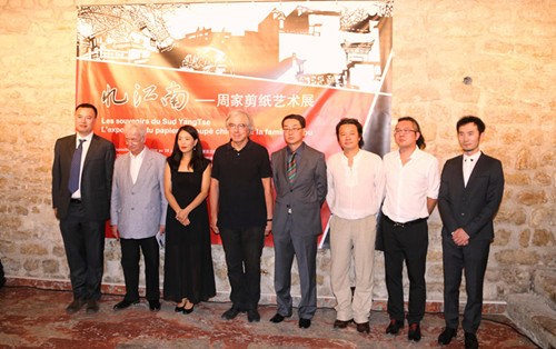周蘊(yùn)華（左一）與嘉賓、策展人、主辦方負(fù)責(zé)人在開幕式上。（法國《歐洲時(shí)報(bào)》/孔凡