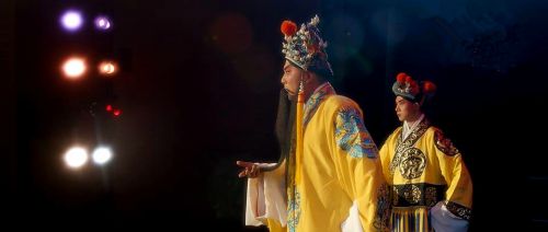 該劇創(chuàng)作靈感來自導(dǎo)演對(duì)中國(guó)京劇的現(xiàn)狀和在美華人藝術(shù)家生存狀況的觀察。（美國(guó)《僑報(bào)》）