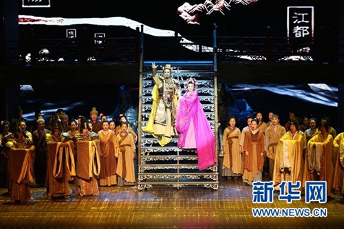 7月12日，在意大利羅馬，演員戴玉強（中左）和殷秀梅（中右）在大型原創(chuàng)歌劇《運之河》中表演。當(dāng)日，作為中國與意大利建交45周年活動之一，中國江蘇重點打造的原創(chuàng)歌劇《運之河》在意大利首都羅馬阿根廷劇院上演。（金宇