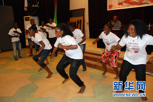 貝寧聯(lián)邦歌舞團現(xiàn)場表演。(曹肅