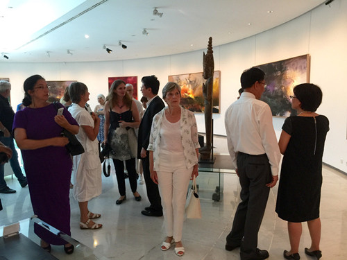 觀眾觀看展覽。(法國《歐洲時報》/黃冠杰