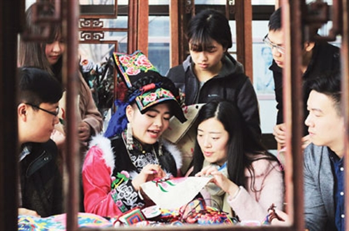 羌繡手工藝培訓(xùn)現(xiàn)場(chǎng)