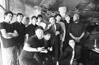 圖為摩頓市長柯廷森(中)在無二烤肉店與員工們合影