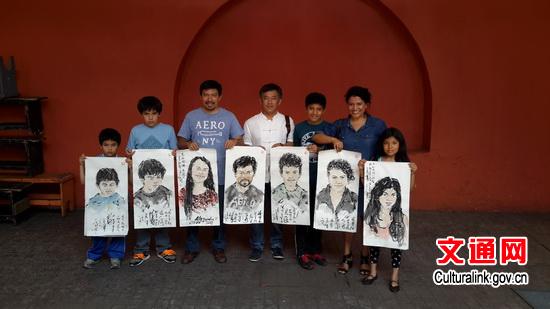 指畫(huà)藝術(shù)傳承人為當(dāng)?shù)赜^眾繪制的指畫(huà)畫(huà)像,圖片來(lái)自活動(dòng)志愿者Sergio