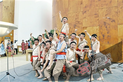 春之聲合唱團在聯(lián)合國館演出《船到碼頭把酒喝》