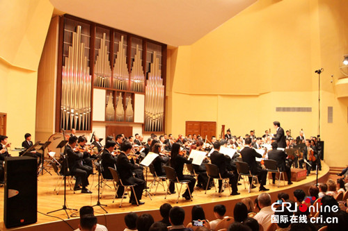 樂團(tuán)音樂家們正在傾情演奏