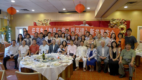 部分嘉賓與受訪者合影。(加拿大《環(huán)球華報(bào)》)