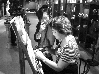 李亞華(右)指導學生影雕技藝