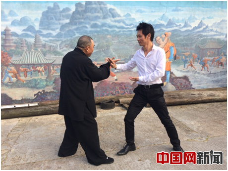 英國藝術(shù)家《少林禪食》的創(chuàng)始人陳遠(yuǎn)昆先生與德燈大師。(王志永