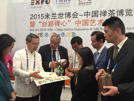 馬子愷在世博會展覽現(xiàn)場為來賓講解古篆藝術。(法國《歐洲時報》)