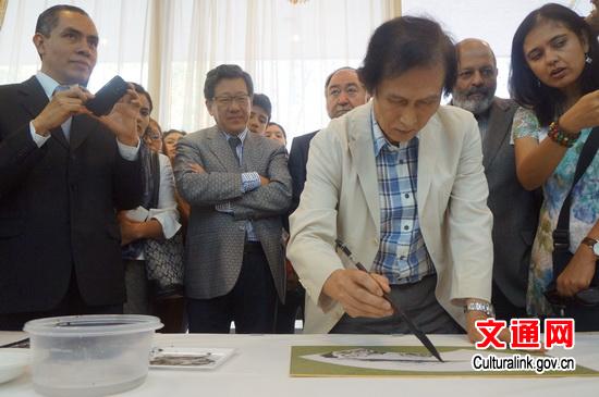 書畫家李德福在觀眾們的簇?fù)硐伦鳟?/