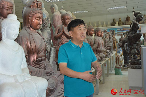 敦煌彩塑傳承人杜永衛(wèi)介紹作品。(李巖