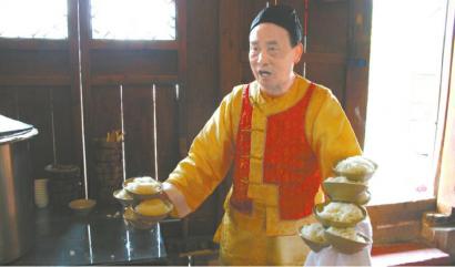 路明章展示樁搭12碗米飯的絕活