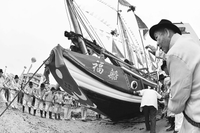 老船長(zhǎng)齊喊口號(hào),拉動(dòng)韁繩拔福船