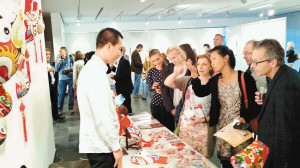 柏林市民來(lái)參觀社火臉譜