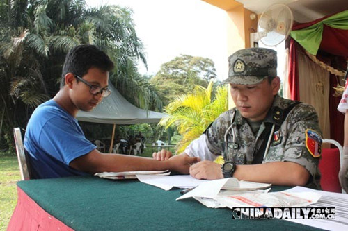 中方醫(yī)療分隊(duì)在馬來(lái)西亞當(dāng)?shù)卮迓溥M(jìn)行義診。(彭奕寧