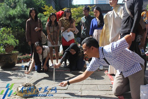 傳統(tǒng)游戲擊鼓夾幣。