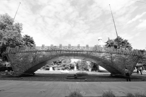 以趙州橋為原型的《絲路金橋》在米蘭世博之門亮相。