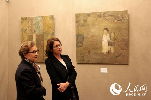 欣賞畫作的法國(guó)觀眾與賈鵑麗的《撲蝶》。(邢雪