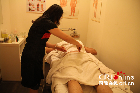 陶醫(yī)生在為患者扎針灸