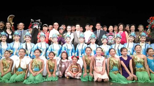 精彩演出過(guò)后的演員和各界僑領(lǐng)的大合照。(美國(guó)《僑報(bào)》/任子晟