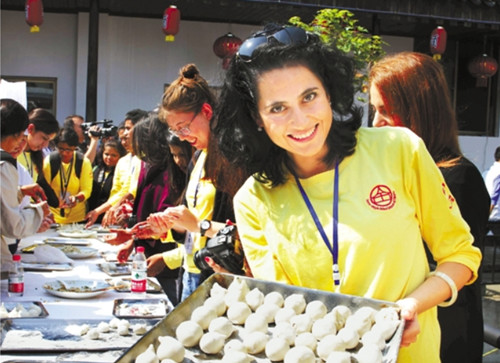 保加利亞明星瑪麗亞·伊萬(wàn)諾娃體驗(yàn)包湯圓