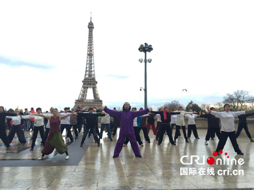 2015年1月劉綏濱帶領(lǐng)法國(guó)30多座城市太極教練在巴黎埃菲爾鐵塔下打太極