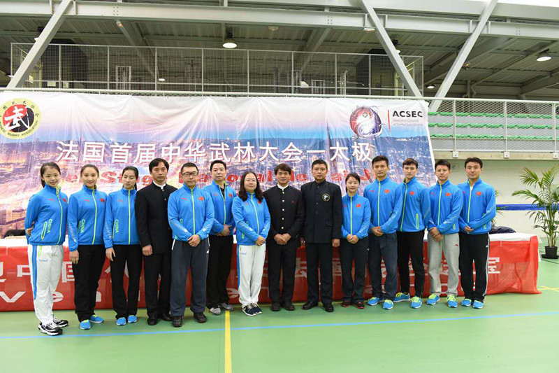 中國武術(shù)家代表團(tuán)魯昂留影。(法國《歐洲時報》)