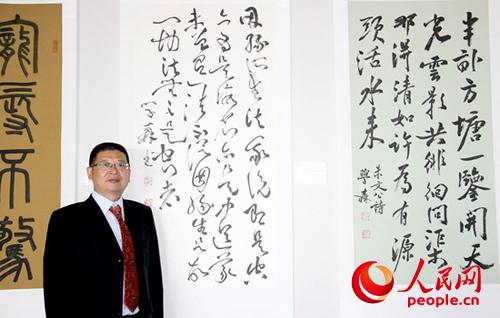 何學森教授和他展出的部分書法作品。(馬小龍