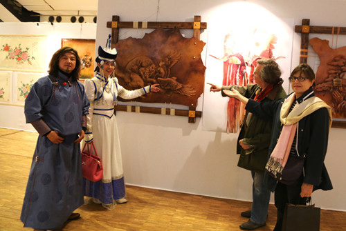 蒙古皮畫別具一格。(法國《歐洲時報》/孔帆攝)