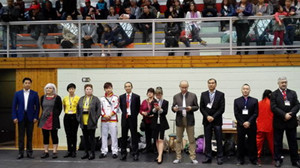 湯總領(lǐng)事與主辦方等代表合影