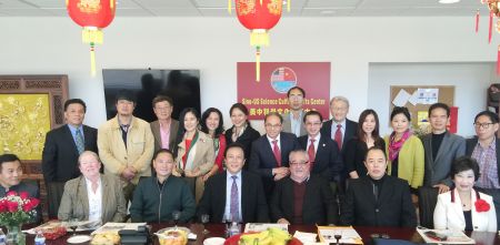 藝術(shù)家們和新澤西華裔社團(tuán)交流互動(dòng)。(僑報(bào)記者張立春攝)