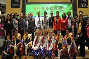 嘉賓與代表團(tuán)合影