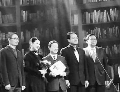 巴西文昌書局老板何安(中)在頒獎儀式上。(張稚丹