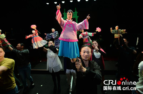 晉江掌中木偶劇團(tuán)的演出后臺(tái)。供圖:譚青