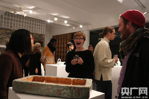 在樂天陶社參觀交流的外國(guó)陶藝家