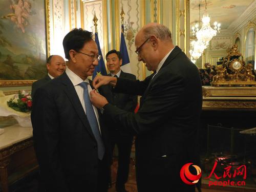 法國國務(wù)秘書勒甘為殷福主任授勛