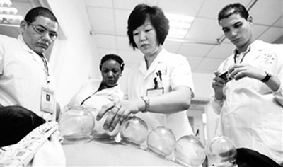 拔罐、針灸等中醫(yī)療法已日漸被外國人所接受