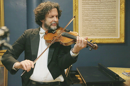 圖為辛格。(美國《僑報(bào)》/管黎明