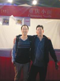 周正波(左)在英國(guó)賣(mài)面大獲成功