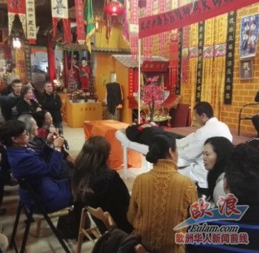 圖為柳彬現(xiàn)場(chǎng)為西班牙患者按摩。(西班牙《歐浪網(wǎng)》)