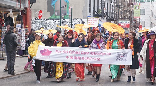 游行隊(duì)伍中的旗袍展示。(美國《僑報(bào)》/陳辰