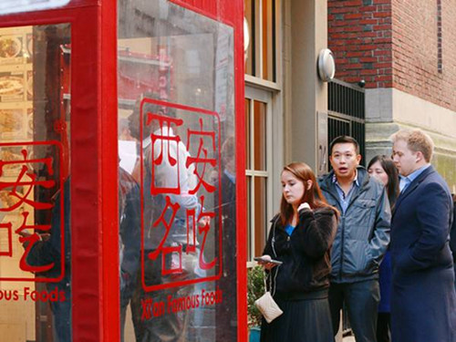 一家西安名吃店外排隊的人群。(李大玖