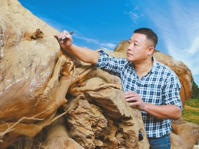 鄭義雨在構(gòu)思作品