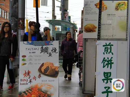 圖為多倫多唐人街的煎餅果子小店。(晏忠華
